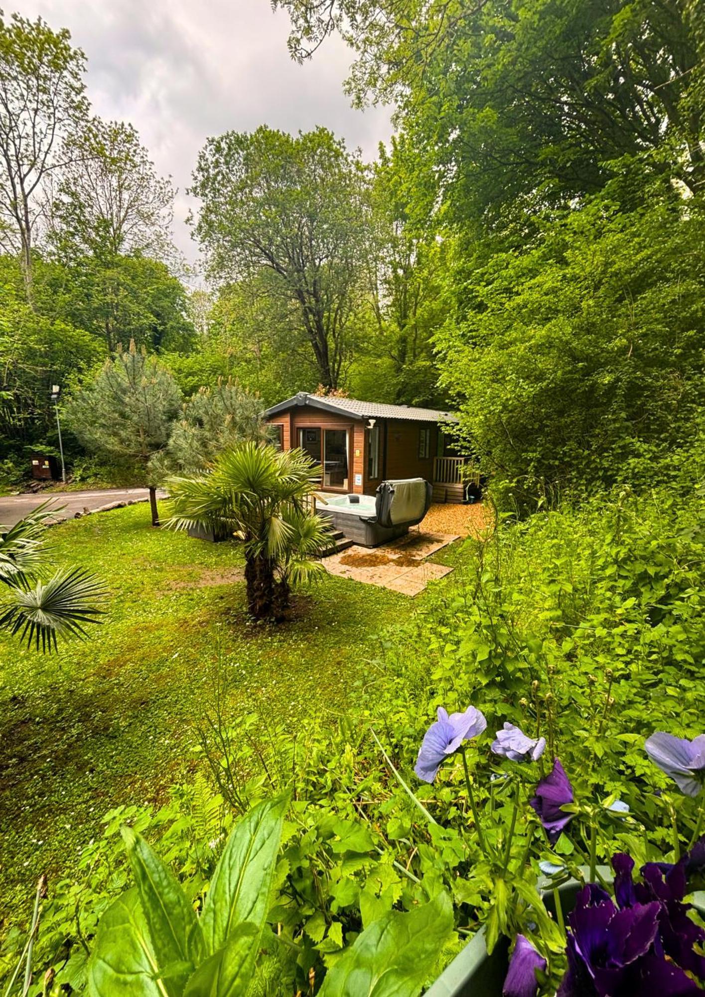 Herons Lake Retreat Hot Tub Lodges Caerwys Zimmer foto